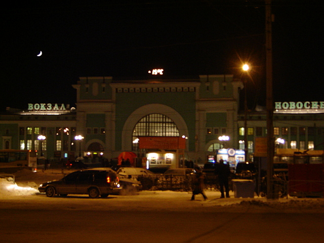Het inmense stationsgebouw van Novosibirsk