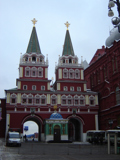 De ingang van het rode plein met hekken er voor