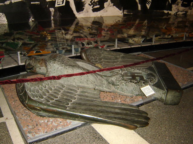 De originele adelaar die van de Reichstag is getrokken