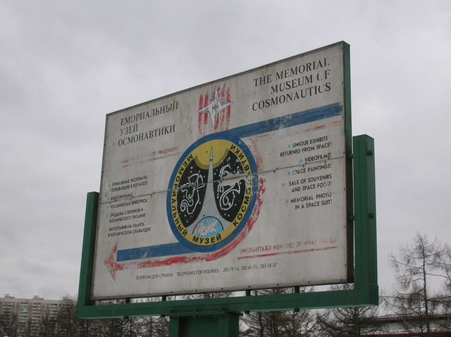 Dit bord van het ruimtevaartmuseum is nog niet opgeknapt...