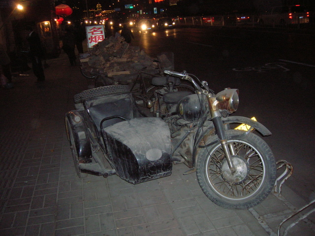 Een nogal stoffige (smog?) motor bij het restaurant