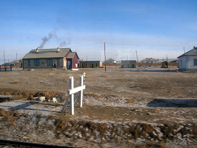 Een dorpje vanuit de trein gezien