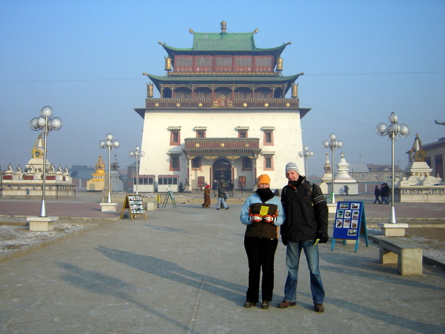 Kim en ik voor de tempel met de enorme Boedha